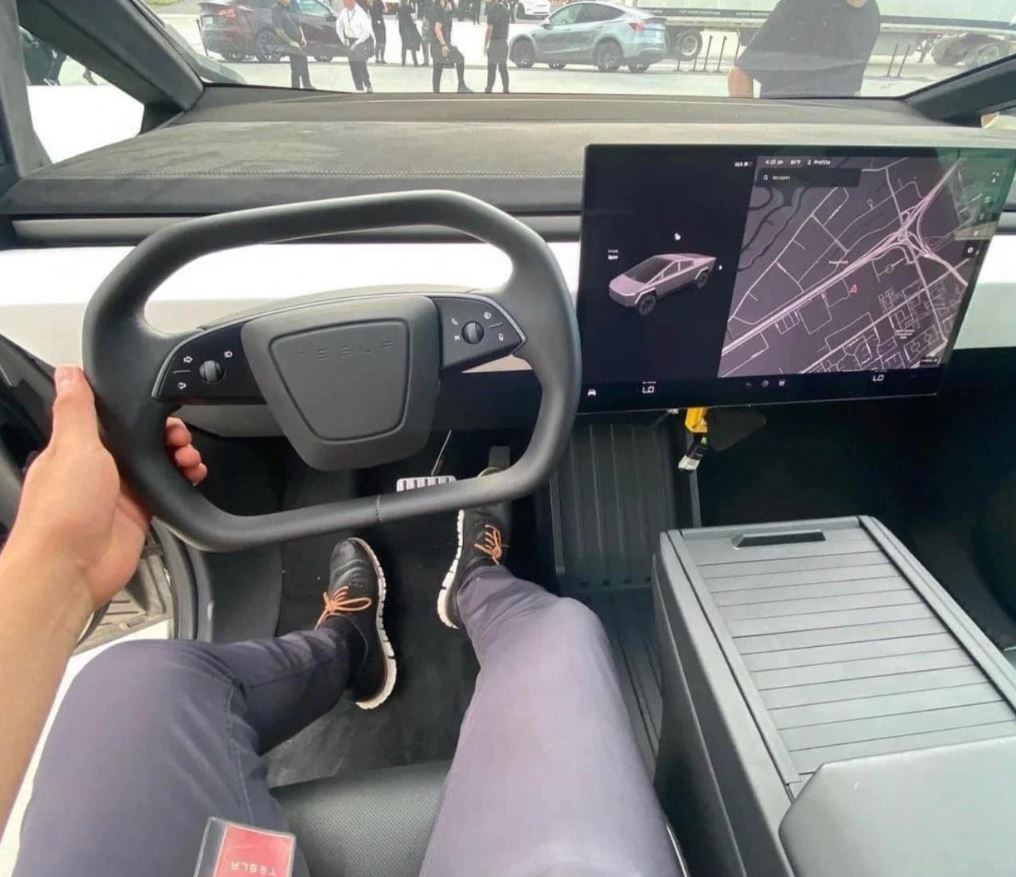 Elon Musk ın büyük merakla beklenen  Cybertruck  aracının görüntüleri sızdı: Sosyal medyada gündem oldu