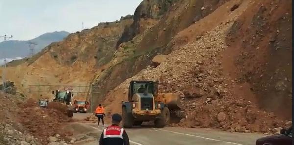 Artvin-Ardanuç kara yolunda heyelan