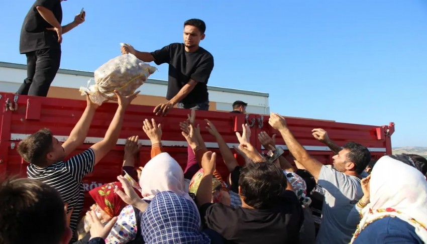 Çiftçi ürünlerini ücretsiz dağıttı