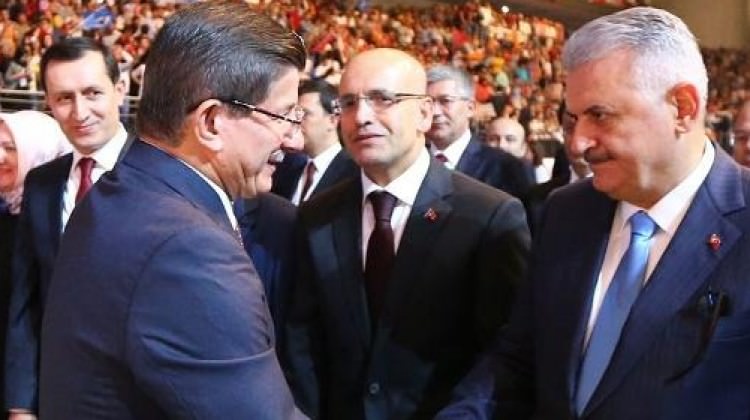 Binali Yıldırım ın Davutoğlu nu izlediği kare gündem oldu