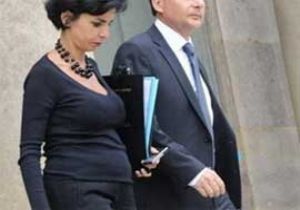 BABASIZ KIZI BAŞINI YAKTI!