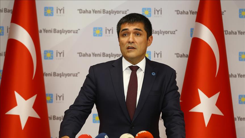 İYİ Parti den İBB ye afiş tepkisi