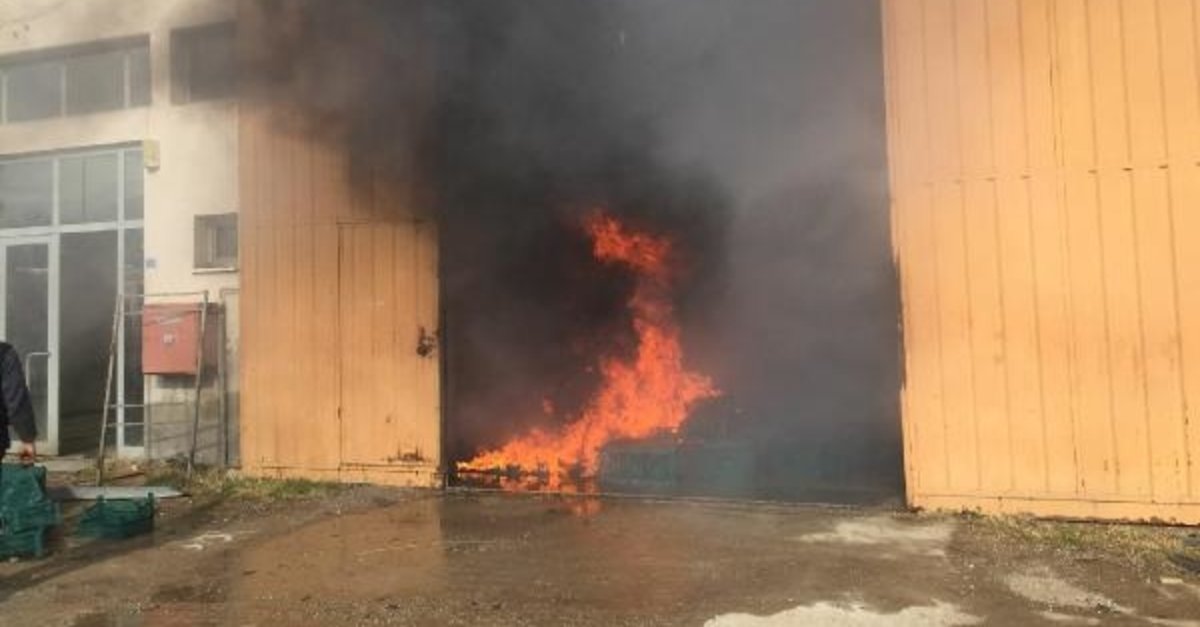 Fabrikada yangın: Alevler büyüdü