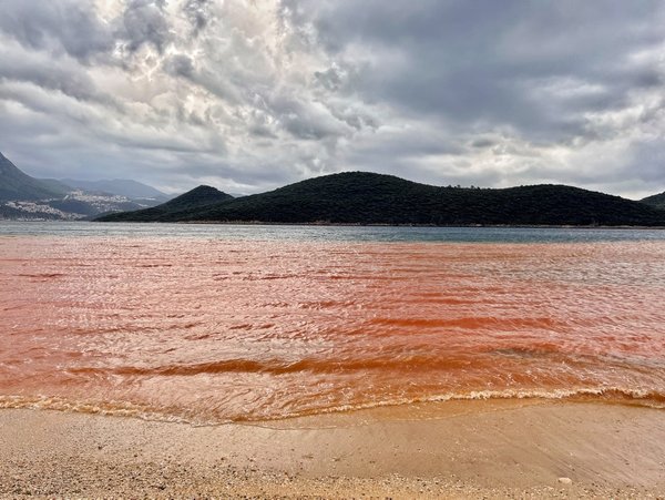 Kaş ta şiddetli yağış! Caddeleri su bastı