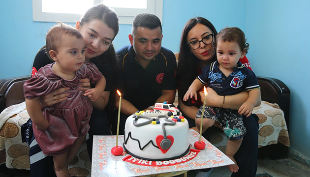 Ambulansta doğan ikizlere sürpriz