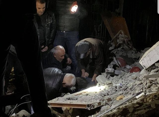 Arnavutluk depreminde Türklerin kaldığı otel çöktü