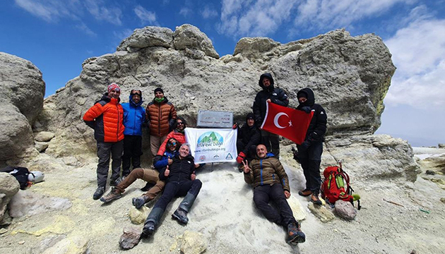 Türk dağcılar Demavend Dağı na tırmandı!
