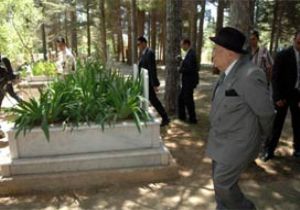 Süleyman Demirel Mezarını Gezdi