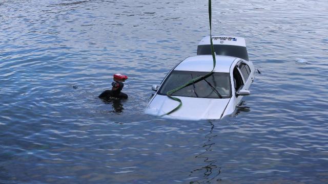 Bodrum da otomobil denize düştü: 1 ölü, 1 yaralı
