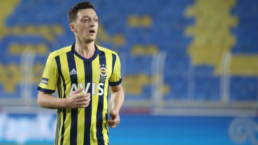 Mesut Özil e bıçakla saldıranlara 100 yıldan fazla hapis cezası