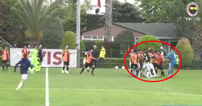 U21 derbisinde saha karıştı