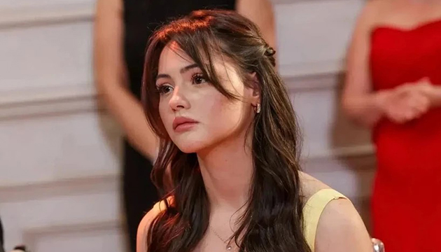 Derya Pınar Ak tan direk dansı