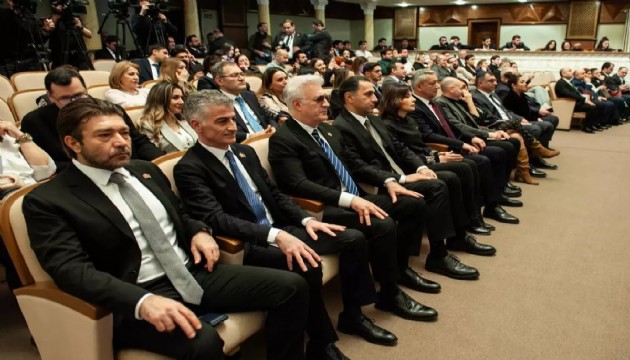 Devlet Tiyatroları Genel Müdürü Tamer Karadağlı'ya  Azerbaycan'dan ödül