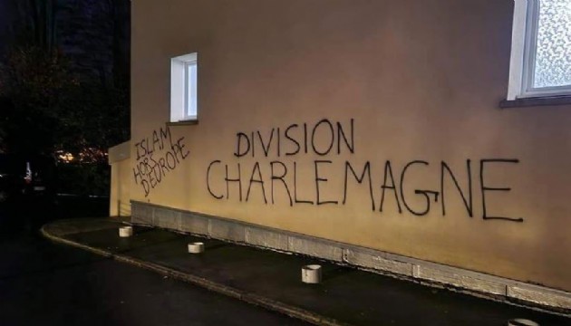 Fransa da cami duvarına İslam karşıtı yazılar yazıldı!