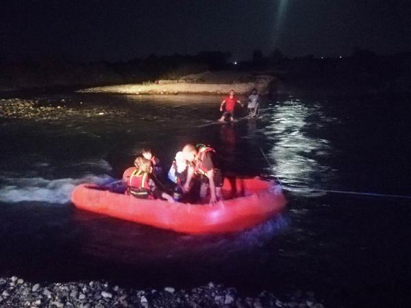 9 kişilik aile botlarla kurtarıldı