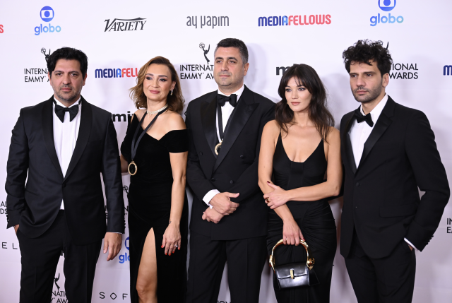 Dizisi Emmy Ödülü alan Pınar Deniz, dekolteli tarzıyla mest etti