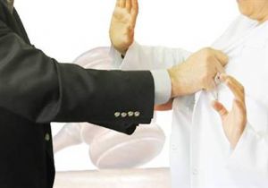 Doktora  Niye Gülümsemedin  Yumruğu!