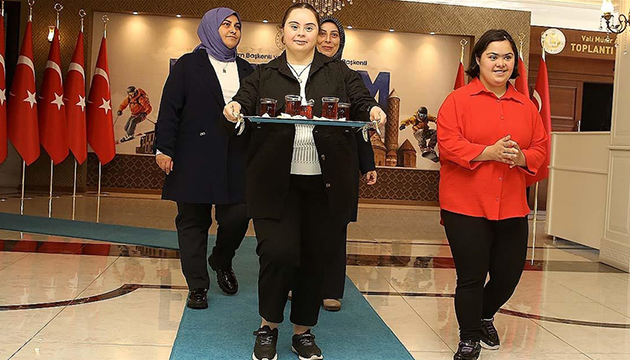 Çağla ve Elif, valiliğe neşe oldu