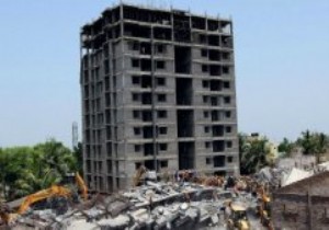 Hindistan da şok peşi sıra 2 bina çöktü, 23 ölü...