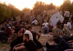 300 sığınmacı Edirne ye doğru yürüyor!