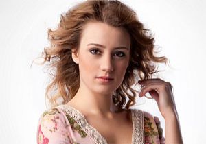 Gizem Karaca Fotoğraf Paylaştı Tepkiler Gecikmedi!