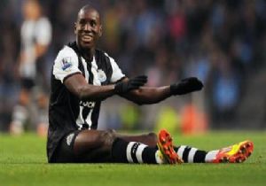 Demba Ba attığı şutu kaleci zor kurtardı... Tribünler MEST Oldu...