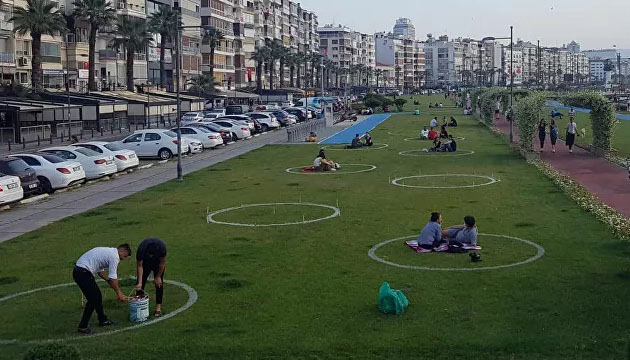 İzmir de  çemberli sosyal mesafe  dönemi