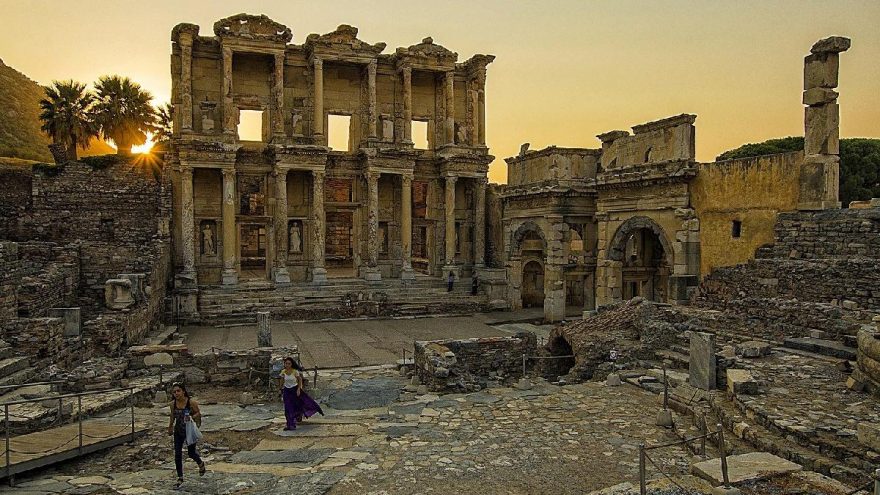 Efes’te arkeolojik kazılar devam ediyor