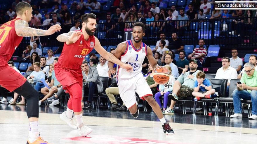 Anadolu Efes seride öne geçti