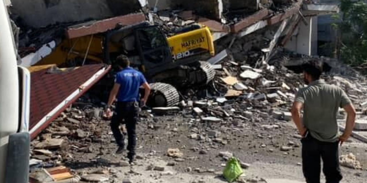 Hatay da korkutan olay! Bina iş makinesinin üzerine devrildi