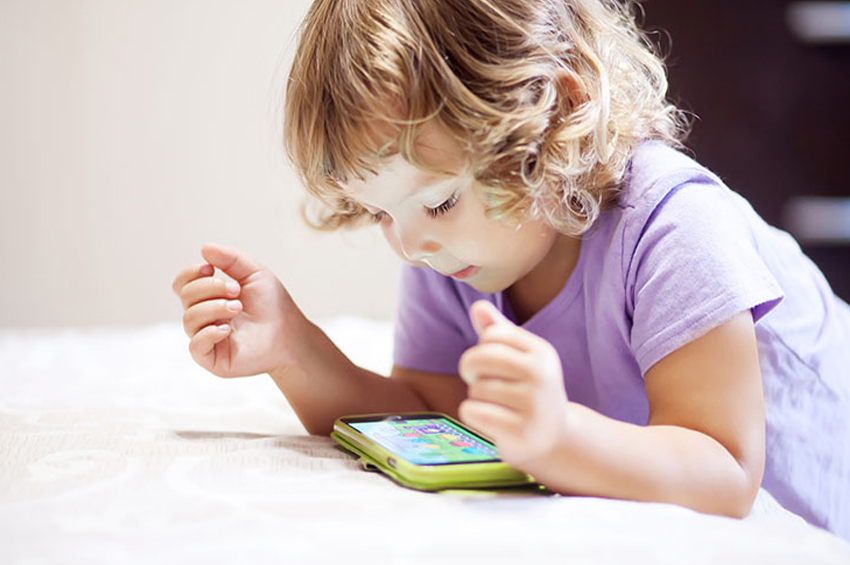 Çocuklarda  ekran bağımlılığı : Gelişimleri için zararlı mı?