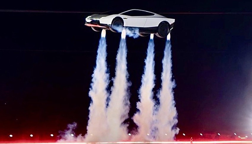 Elon Musk bunu da yaptı: Uçan otomobil sahnede!