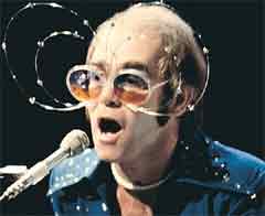 ELTON JOHN: İNTERNET KAPATILSIN
