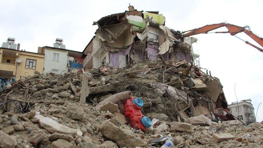 İTÜ den deprem açıklaması: Binalar 1975 yönetmeliğine bile uyulsa yıkılmazdı