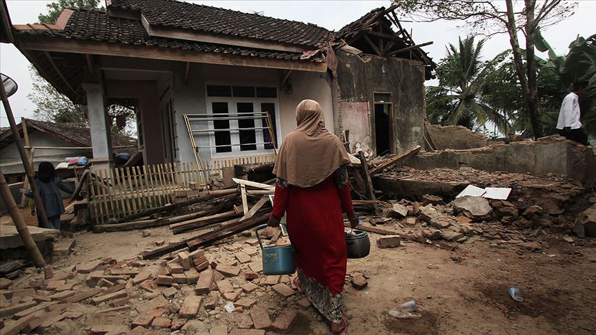 Endonezya daki depremde  5 kişinin öldüğü açıklandı