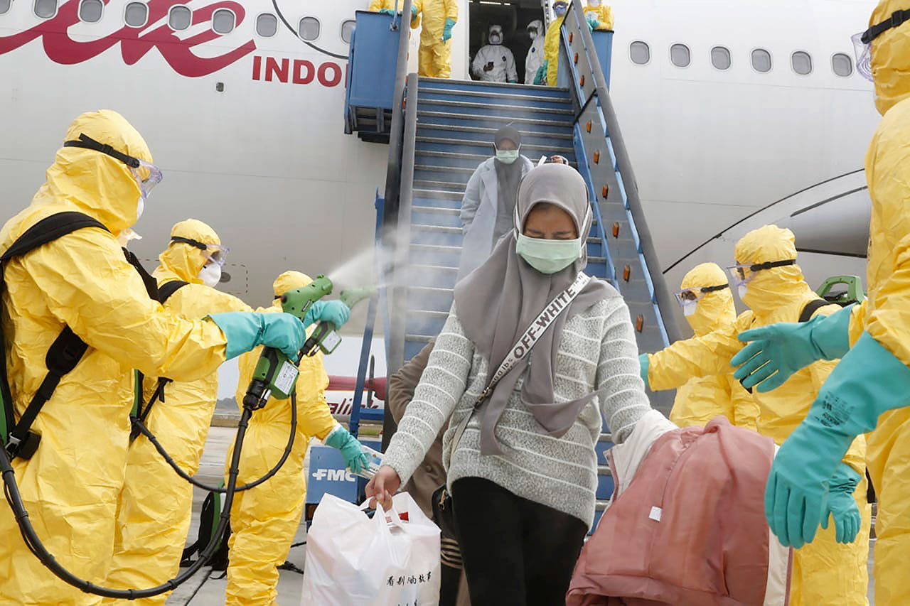 Havalimanında yolcular dezenfekte ediliyor!