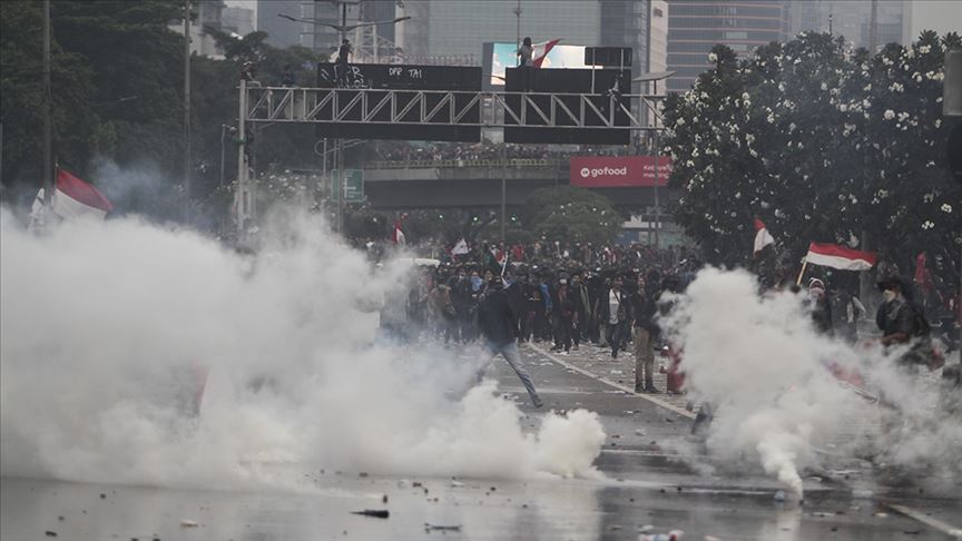 Endonezya da hükümet karşıtı gösteriler sürüyor