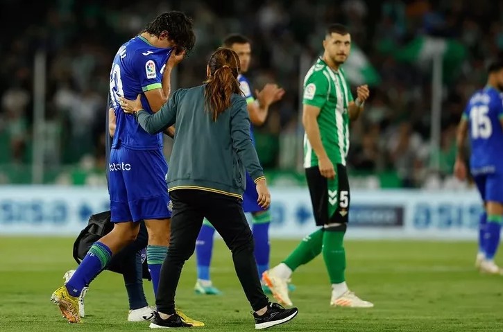 Milli futbolcumuz Enes Ünal sakatlandı, sahayı gözyaşlarıyla terk etti