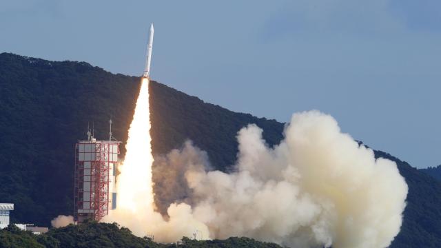 Japonya da gözlem uydusu taşıyan roket kalkıştan sonra infilak ettirildi