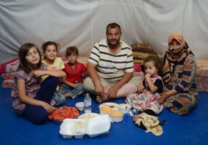 Aileler iftarlarını hurma su ve ekmekle yapıyorlar!