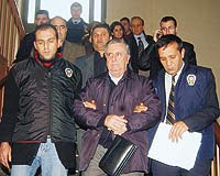 ESKİ BAKAN, YAKALANMAMAK İÇİN EŞİNİN KİMLİĞİNİ KULLANMIŞ