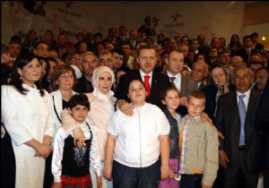 Erdoğan’dan 9 Çocuklu Aileye Plaket