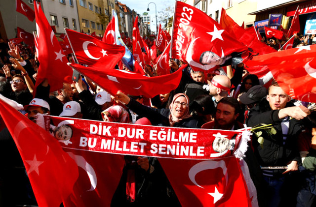 Erdoğan sevgisi Köln ü ayağa kaldırdı