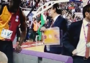 Ergin Ataman sinir küpüne döndü! Tahtayı fırlattı!