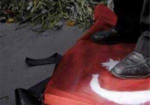 Türk Bayrağına Çirkin Saldırı