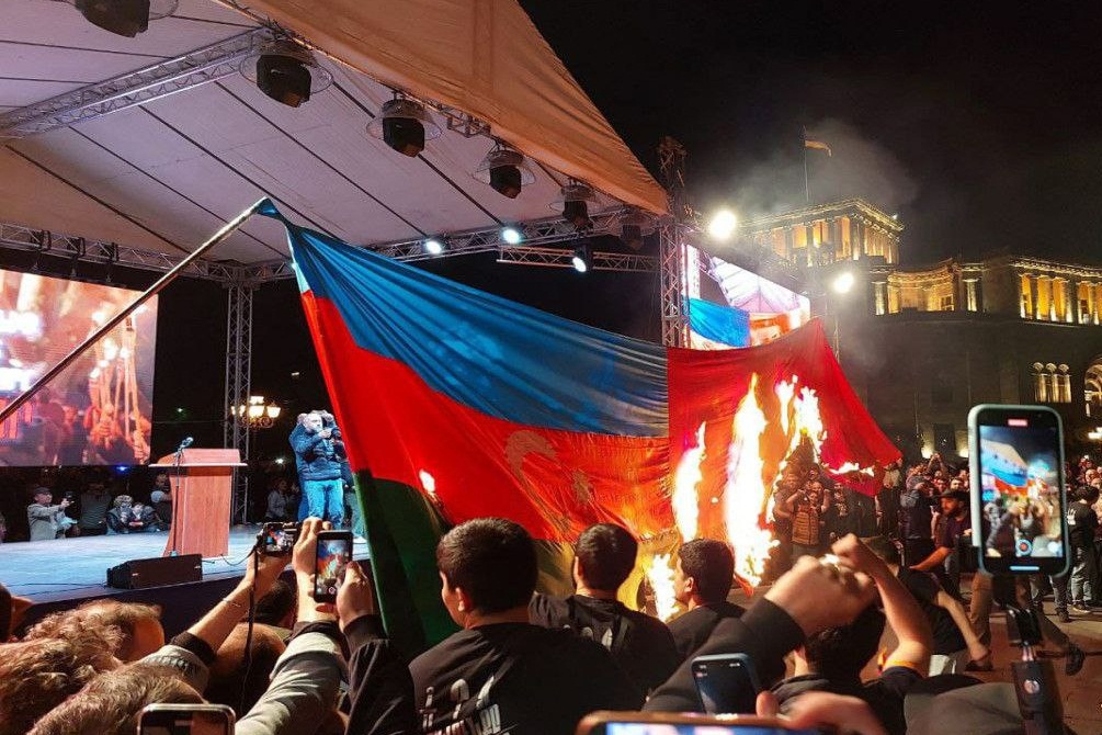 Ermenistan da  sözde soykırım  provokasyonu! Azerbaycan ve Türk bayraklarını yaktılar