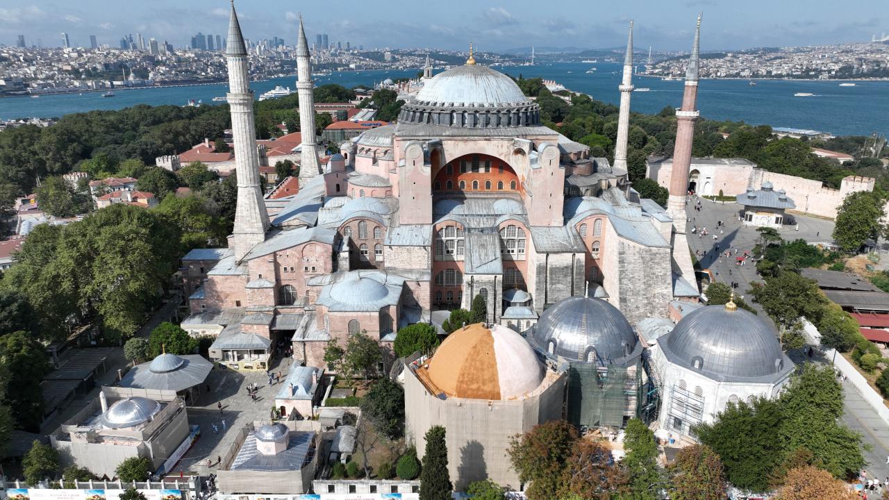 Ayasofya da girişler ayrıldı!