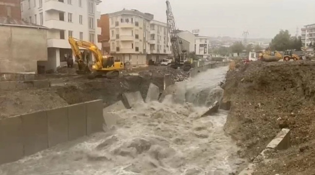 Sağanak yağış Esenyurt u vurdu! İstinat duvarı çöktü