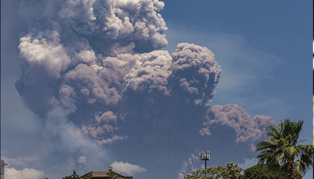 Etna Yanardağı nda güçlü patlama