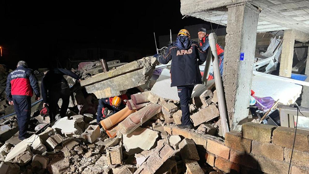 Şanlıurfa da orta hasarlı ev çöktü: 2 ölü!